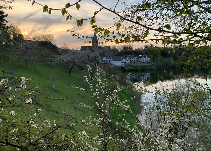 Ferienwohnungen Eifelstuben mit Charme - am See, nahe Burg